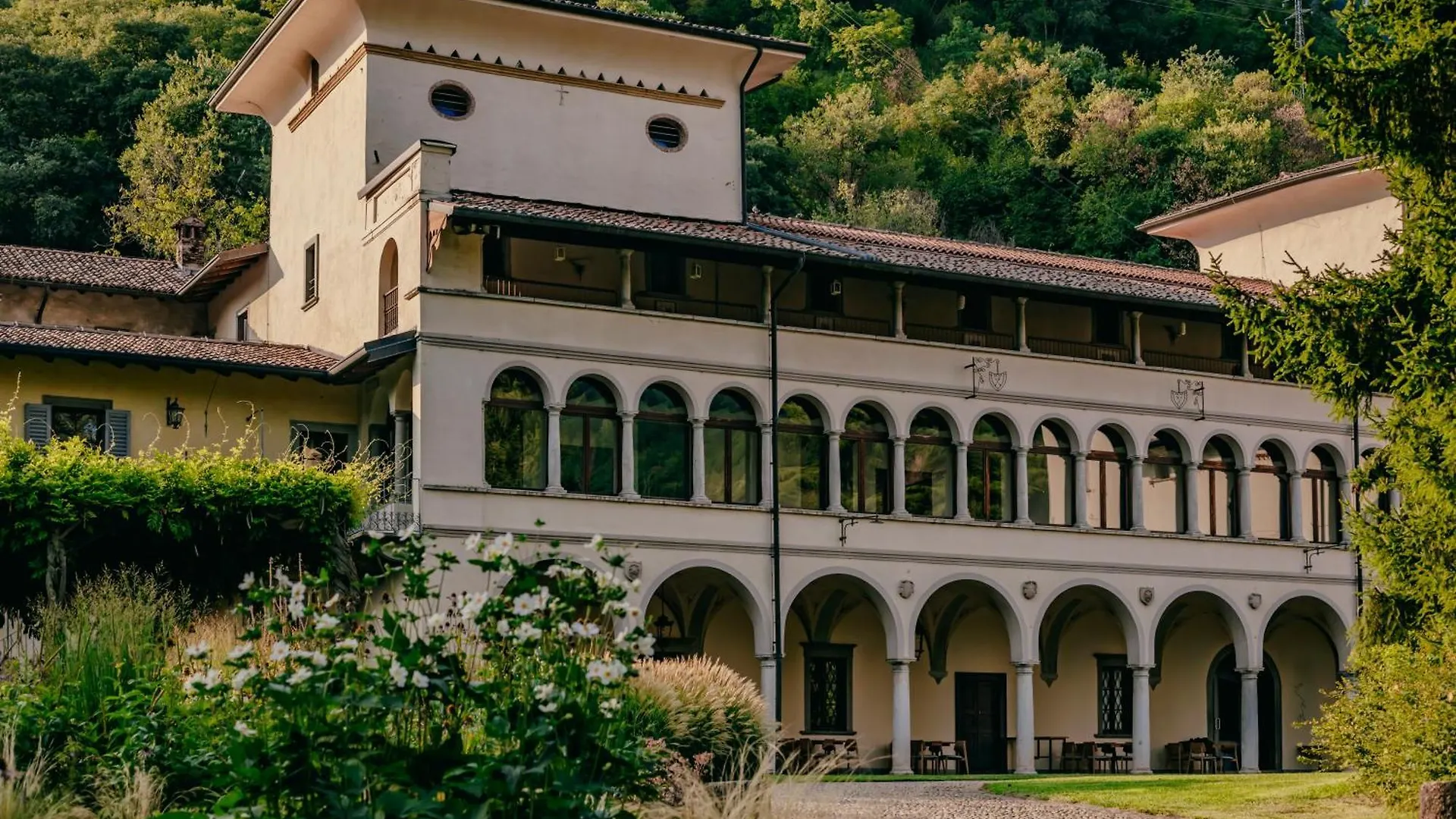 Castello Di Clanezzo contacts